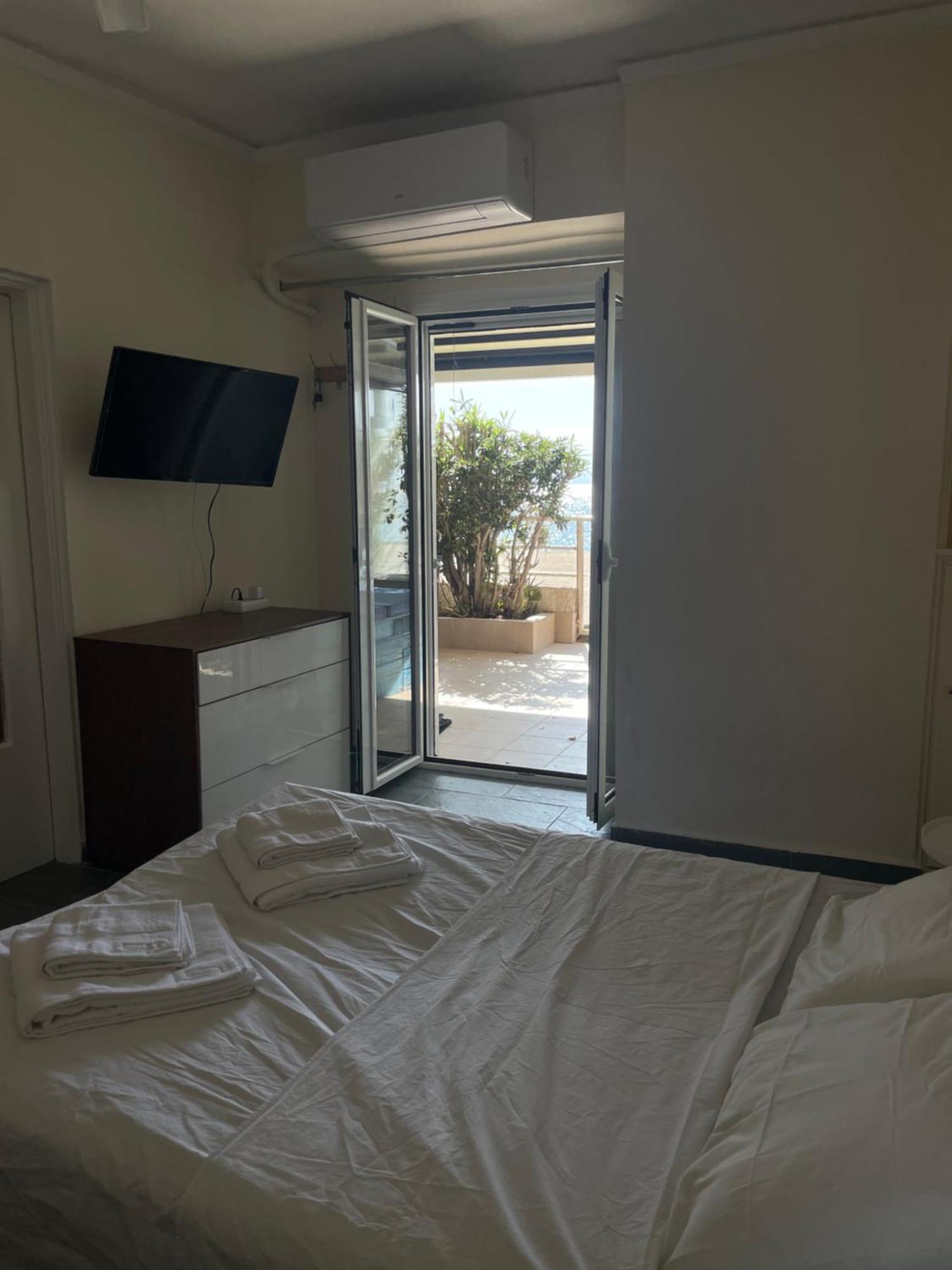 Sea La Vie - Beachfront Retreat Lutráki Kültér fotó