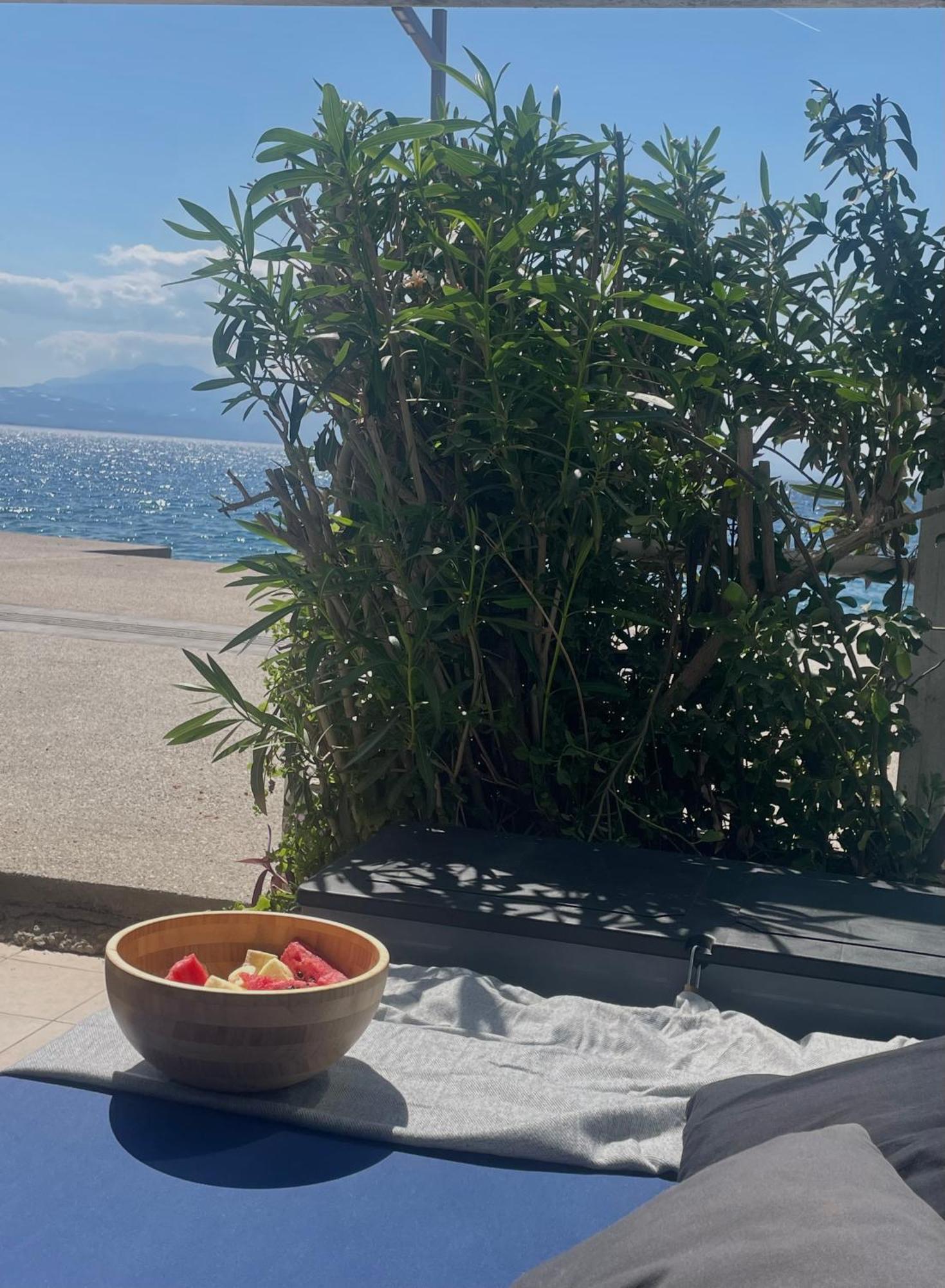 Sea La Vie - Beachfront Retreat Lutráki Kültér fotó