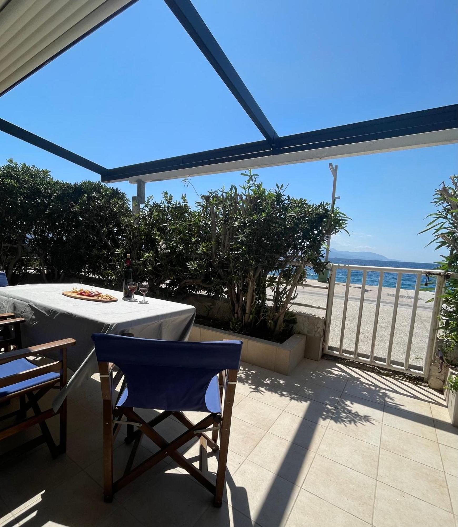 Sea La Vie - Beachfront Retreat Lutráki Kültér fotó