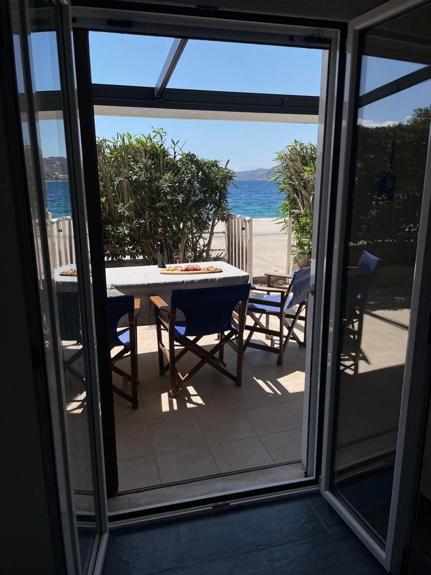 Sea La Vie - Beachfront Retreat Lutráki Kültér fotó