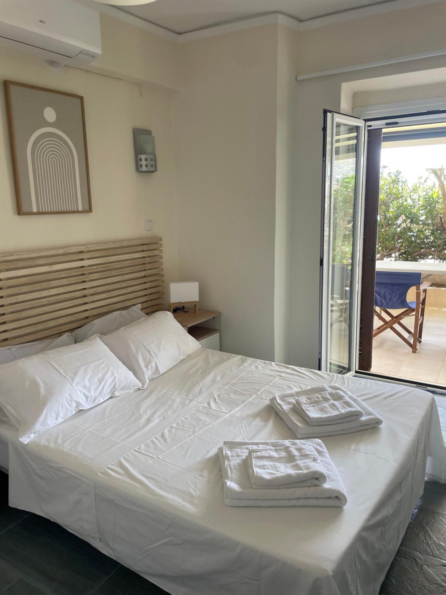 Sea La Vie - Beachfront Retreat Lutráki Kültér fotó